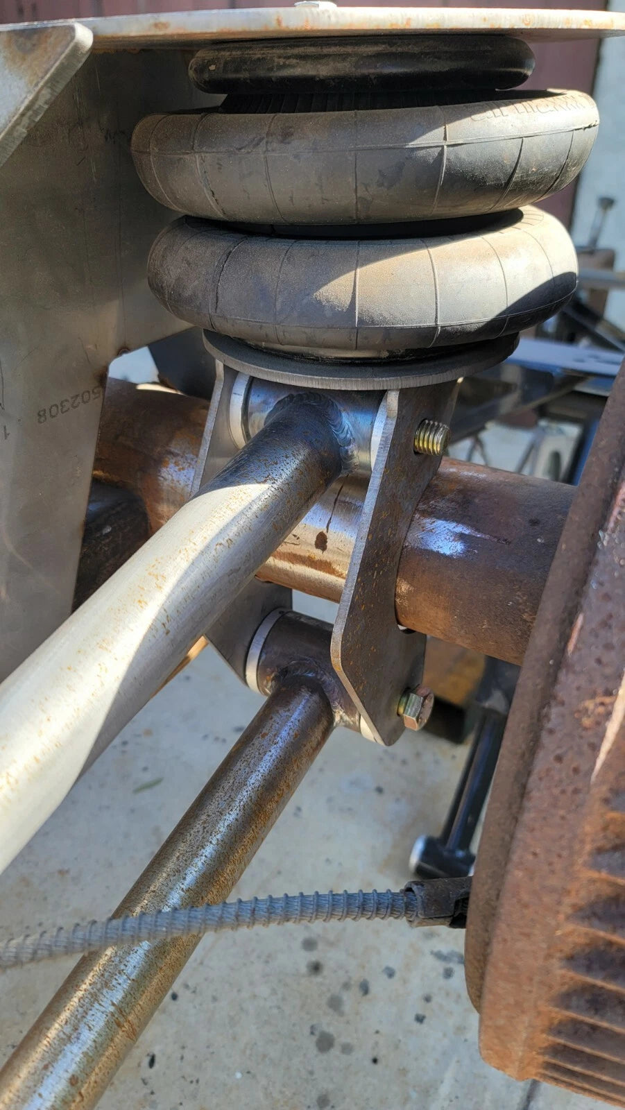 73-87 C10 C20 C30 WELD ON 4 LINK OUTSIDE OF FRAME W/ STEP NOTCH